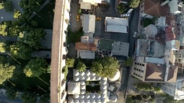 Hava görüntüsü. Valente 'nin İstanbul' daki su kemeri. Bozdojan Kemeri. Roma köprüsü. Hindi. 4K 'da video, UHD