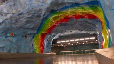 Stadyum. Metro istasyonu. Metroda sanat eserleri. Stockholm. İsveç. 4K 'da video, UHD