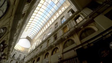 İSTANBUL, TÜRKÇE - 2017 Yazı: cam kemerli tavan. İstanbul 'da İstiklal Caddesi. Hindi. 4K 'da video, UHD