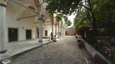 İSTANBUL, TURKEY - YAZ 2017: İstanbul 'un merkezinde antik cami. Hindi. 4K 'da video, UHD