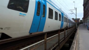 Stockholm 'deki demiryolu köprüsü. İsveç. 4K 'da video, UHD.