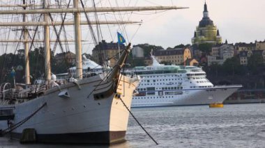 Stockholm 'ün gömü ve rıhtımında. İsveç. 4K 'da video, UHD