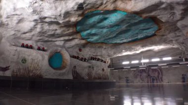 Tensta. Metro istasyonu. Metroda sanat eserleri. Stockholm. İsveç. 4K 'da video, UHD