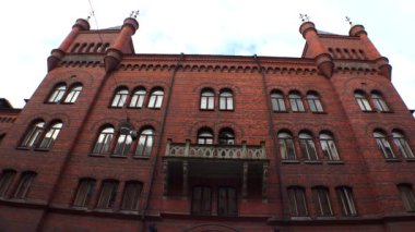 Stockholm. Eski kasaba. Mimarlık, eski evler, sokaklar ve mahalleler. İsveç. 4K 'da video, UHD