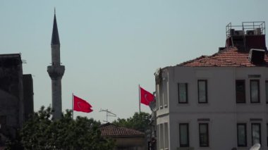 İSTANBUL, TURKEY - YAZ 2017: İstanbul 'un merkezinde antik cami. Hindi. 4K 'da video, UHD