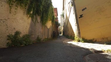 İSTANBUL, TURKEY - YAZ 2017: İstanbul 'un merkezinde eski dar bir cadde. Eski kasaba. Mimarlık, eski evler, sokaklar ve mahalleler. Hindi. 4K 'da video, UHD