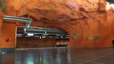 Rinkeby. Metro istasyonu. Metroda sanat eserleri. Stockholm. İsveç. 4K 'da video, UHD