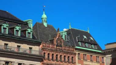 Stockholm. Eski kasaba. Mimarlık, eski evler, sokaklar ve mahalleler. İsveç. 4K 'da video, UHD