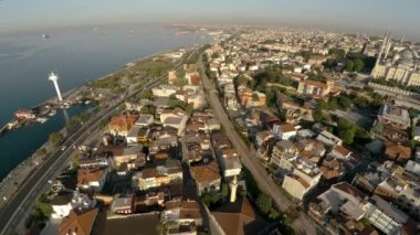 Hava görüntüsü. İstanbul 'un merkezi. Eski şehir. Kıyı şeridi. Hindi. 4K 'da video, UHD