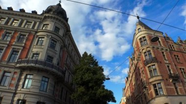 Stockholm. Eski kasaba. Mimarlık, eski evler, sokaklar ve mahalleler. İsveç. 4K 'da video, UHD