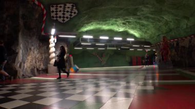 Kungstradgarden 'da. Metro istasyonu. Metroda sanat eserleri. Stockholm. İsveç. 4K 'da video, UHD