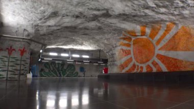 Tensta. Metro istasyonu. Metroda sanat eserleri. Stockholm. İsveç. 4K 'da video, UHD