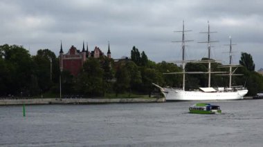 Stockholm 'deki Deniz Kuvvetleri Binası. İsveç. 4K 'da video, UHD