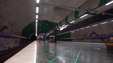 Huvudsta. Metro istasyonu. Metroda sanat eserleri. Stockholm. İsveç. 4K 'da video, UHD