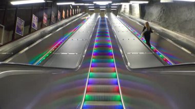 Stockholm 'de çok renkli ışıkları olan yürüyen merdiven. İsveç. 4K 'da video, UHD