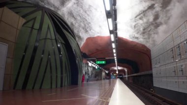 Sundbybergs Merkezi. Metro istasyonu. Metroda sanat eserleri. Stockholm. İsveç. 4K 'da video, UHD