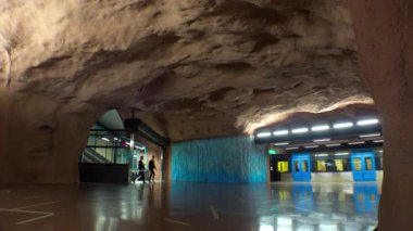 Sundbybergs Merkezi. Metro istasyonu. Metroda sanat eserleri. Stockholm. İsveç. 4K 'da video, UHD