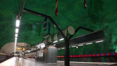 Huvudsta. Metro istasyonu. Metroda sanat eserleri. Stockholm. İsveç. 4K 'da video, UHD