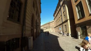 Stockholm 'ün merkezinde eski dar bir sokak. Eski kasaba. Mimarlık, eski evler, sokaklar ve mahalleler. İsveç. 4K 'da video, UHD