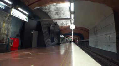 Sundbybergs Merkezi. Metro istasyonu. Metroda sanat eserleri. Stockholm. İsveç. 4K 'da video, UHD