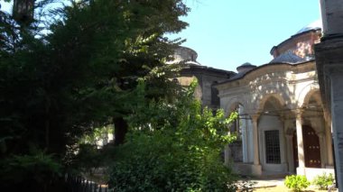 İSTANBUL, TURKEY - YAZ 2017: İstanbul 'un merkezinde antik cami. Hindi. 4K 'da video, UHD