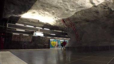 Metro istasyonu. Metroda sanat eserleri. Stockholm. İsveç. 4K 'da video, UHD