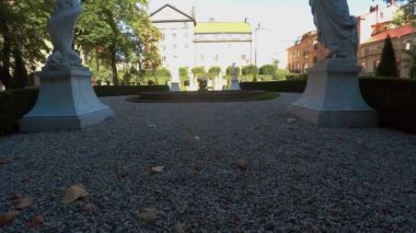 Stockholm 'ün merkezinde yeşil bir bahçe var. İsveç. 4K 'da video, UHD