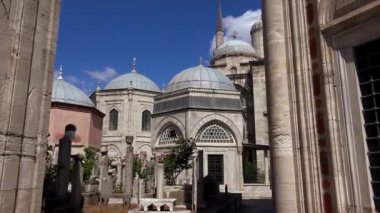İSTANBUL, TURKEY - YAZ 2017: camideki Müslüman mezarlığı. İstanbul. Hindi. 4K.
