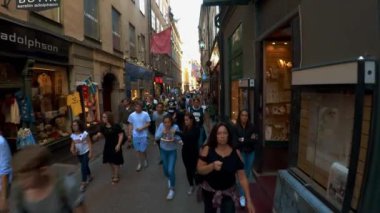 Stockholm 'ün merkezinde eski dar bir sokak. Eski kasaba. Mimarlık, eski evler, sokaklar ve mahalleler. İsveç. 4K 'da video, UHD