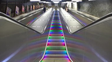 Stockholm 'de çok renkli ışıkları olan yürüyen merdiven. İsveç. 4K 'da video, UHD