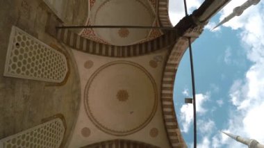 Mavi Cami 'nin iç manzarası. İstanbul 'daki Sultan Ahmed Camii. Hindi. 4K 'da video, UHD