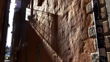 Stockholm 'de eski bir evde açık bir pencere. İsveç. 4K 'da video, UHD