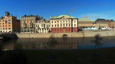 Stockholm. Eski kasaba. Mimarlık, eski evler, sokaklar ve mahalleler. İsveç. 4K 'da video, UHD