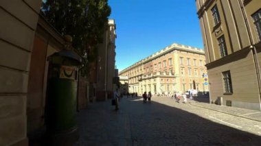 Stockholm. Eski kasaba. Mimarlık, eski evler, sokaklar ve mahalleler. İsveç. 4K 'da video, UHD