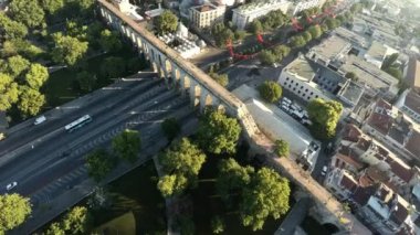 Hava görüntüsü. Valente 'nin İstanbul' daki su kemeri. Bozdojan Kemeri. Roma köprüsü. Hindi. 4K 'da video, UHD
