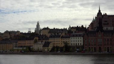 Stockholm. Eski kasaba. Mimarlık, eski evler, sokaklar ve mahalleler. İsveç. 4K 'da video, UHD
