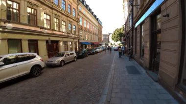 Stockholm 'ün merkezinde eski dar bir sokak. Eski kasaba. Mimarlık, eski evler, sokaklar ve mahalleler. İsveç. 4K 'da video, UHD