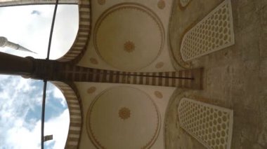 Mavi Cami 'nin iç manzarası. İstanbul 'daki Sultan Ahmed Camii. Hindi. 4K 'da video, UHD