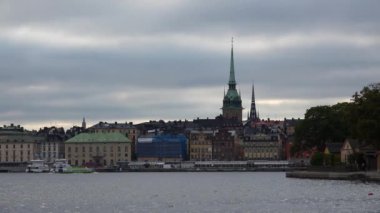 Stockholm. Eski kasaba. Mimarlık, eski evler, sokaklar ve mahalleler. İsveç. 4K 'da video, UHD