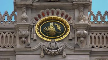 İmza: Turga Sultan Ahmed, İstanbul 'daki Dolmabahçe Sarayı' nın kapısında. 4K 'da video, UHD