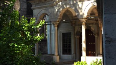 İSTANBUL, TURKEY - YAZ 2017: İstanbul 'un merkezinde antik cami. Hindi. 4K 'da video, UHD