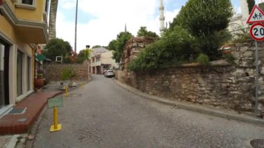 İSTANBUL, TURKEY - YAZ 2017: İstanbul 'un merkezinde eski dar bir cadde. Eski kasaba. Mimarlık, eski evler, sokaklar ve mahalleler. Hindi. 4K 'da video, UHD