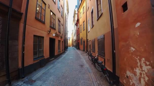 Forntida Smal Gata Centrala Stockholm Gamla Stan Arkitektur Gamla Hus — Stockvideo