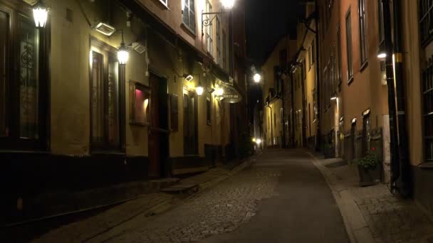 斯德哥尔摩市中心古老狭窄街道的夜间照明 老城区 老房子 街道和社区 Uhd视频 — 图库视频影像