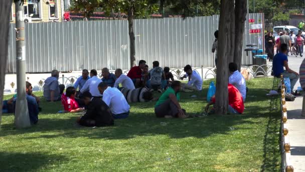 Homens Descansam Relva Parque Istambul Turquia Vídeo Uhd — Vídeo de Stock