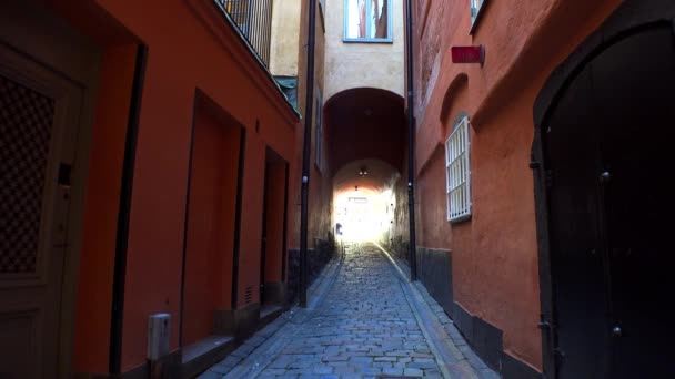 Forntida Smal Gata Centrala Stockholm Gamla Stan Arkitektur Gamla Hus — Stockvideo