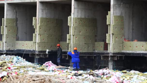 Constructores Trabajando Una Obra Disparo Ultra Alta Definición Uhd — Vídeos de Stock