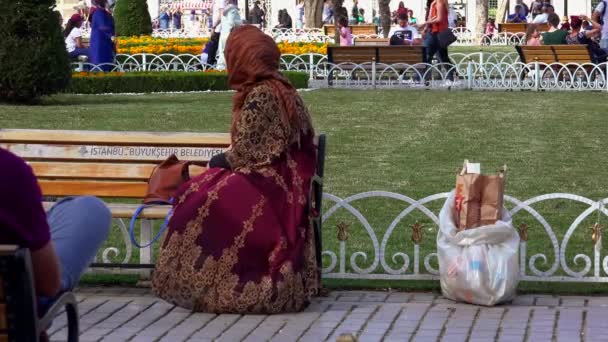 Μια Γυναίκα Αναπαύεται Ένα Παγκάκι Στο Κέντρο Της Κωνσταντινούπολης Βίντεο — Αρχείο Βίντεο