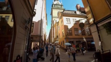 Stockholm 'ün merkezinde eski dar bir sokak. Eski kasaba. Mimarlık, eski evler, sokaklar ve mahalleler. İsveç. 4K 'da video, UHD