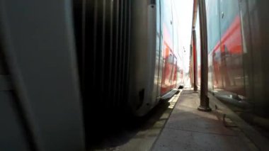 İstanbul caddesindeki metro treni. Hindi. 4K 'da video, UHD